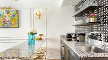 Appartement, uitzicht op de stad | Privékeuken | Een koelkast, een microgolfoven, een oven, een kookplaat