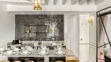 Appartement, uitzicht op de stad | Privékeuken | Een koelkast, een microgolfoven, een oven, een kookplaat