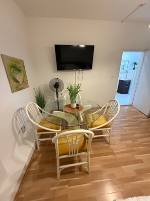 Exterior - Cozy 1BR Apt with LR Vienna Location (Vienna)