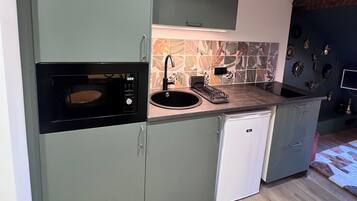 Kühlschrank, Mikrowelle, Herdplatte, Wasserkocher mit Kaffee-/Teezubehör