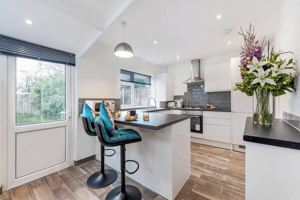 Glamorous Spacious House - London