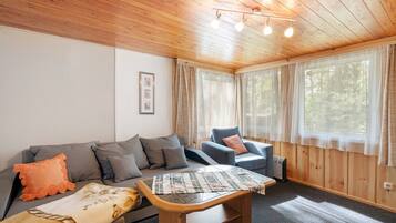 Fernseher, Tischtennisplatte