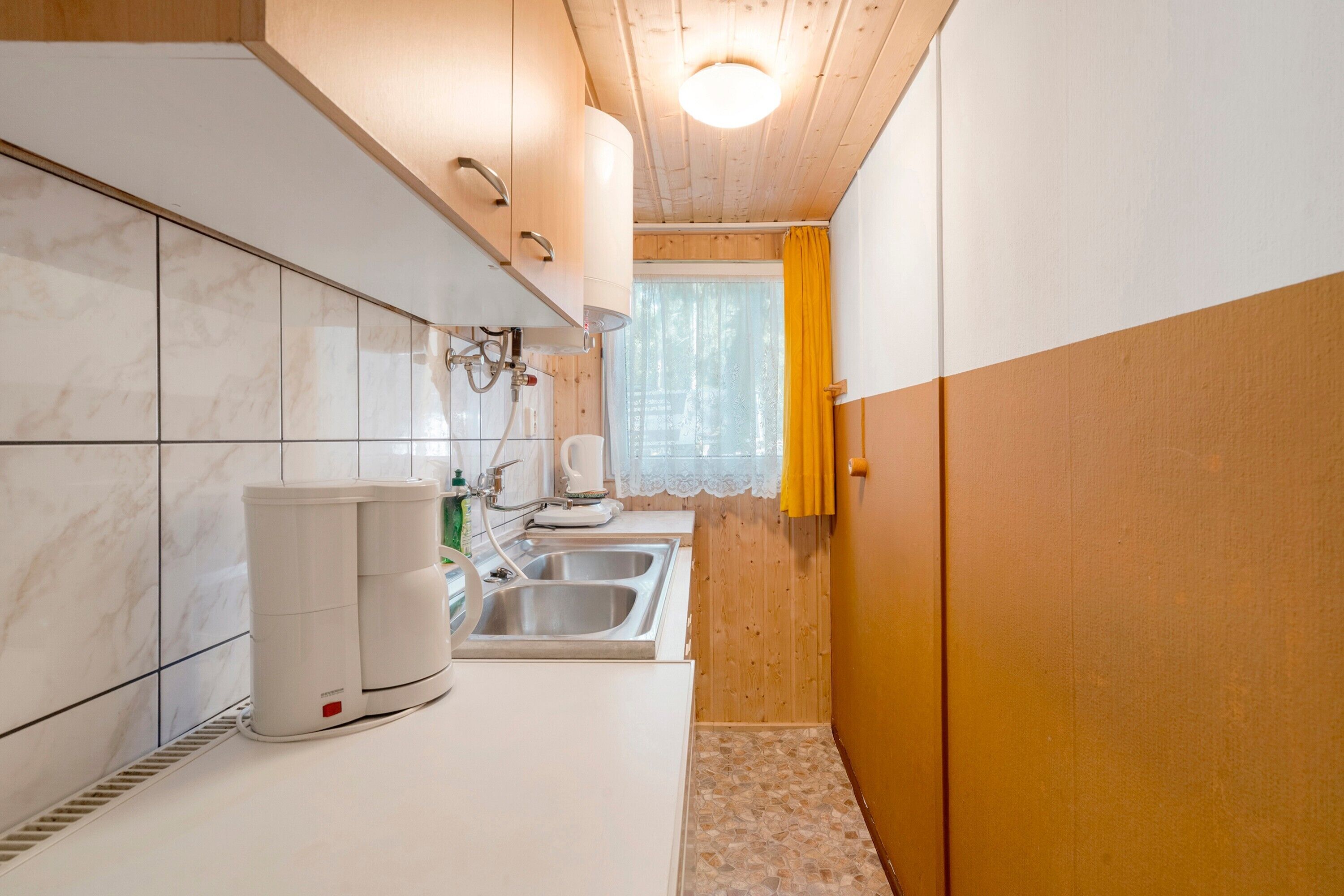 Fridge, stovetop, coffee/tea maker, electric kettle