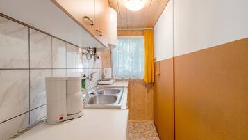 Fridge, stovetop, coffee/tea maker, electric kettle