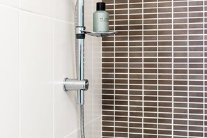 SĂšche-cheveux, serviettes fournies, savon, shampoing