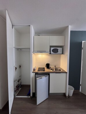 Fridge, microwave, stovetop, electric kettle