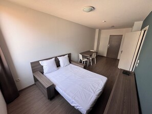 1 bedroom, desk, iron/ironing board, WiFi (free)