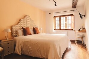 A neatly arranged bedroom with a large bed, a desk, and a window with curtains. - Luxurious villa Floravista for 12 people in Piloña (Valle, Piloña)