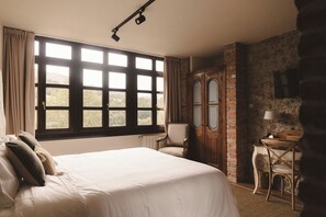 6 bedrooms, iron/ironing board, WiFi, bed sheets