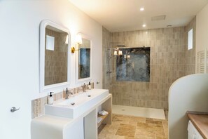 Een douche, een haardroger, handdoeken