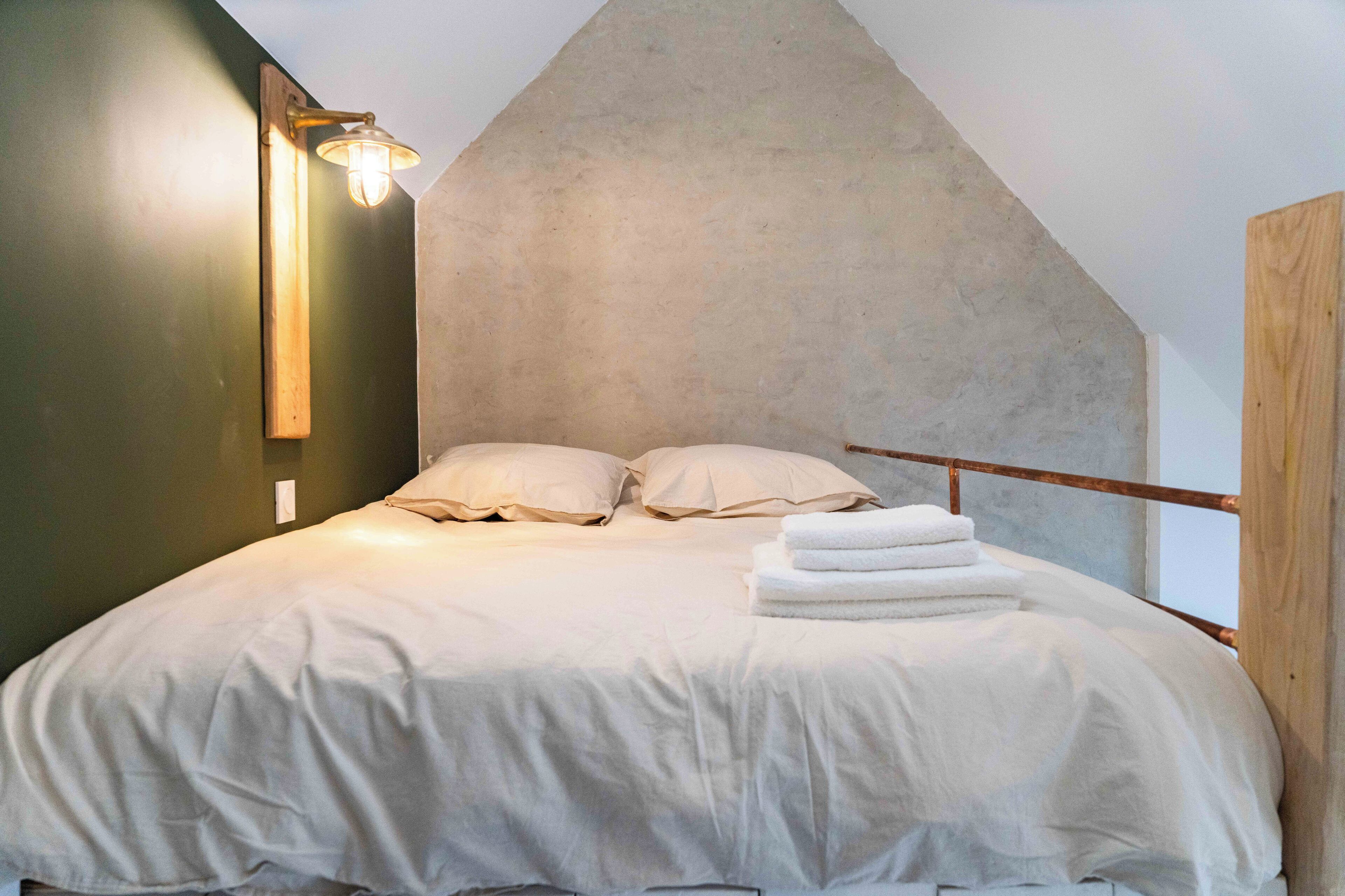 5 間睡房、書桌、熨斗/熨衫板、可攜式嬰兒床