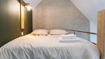 5 間睡房、書桌、熨斗/熨衫板、可攜式嬰兒床