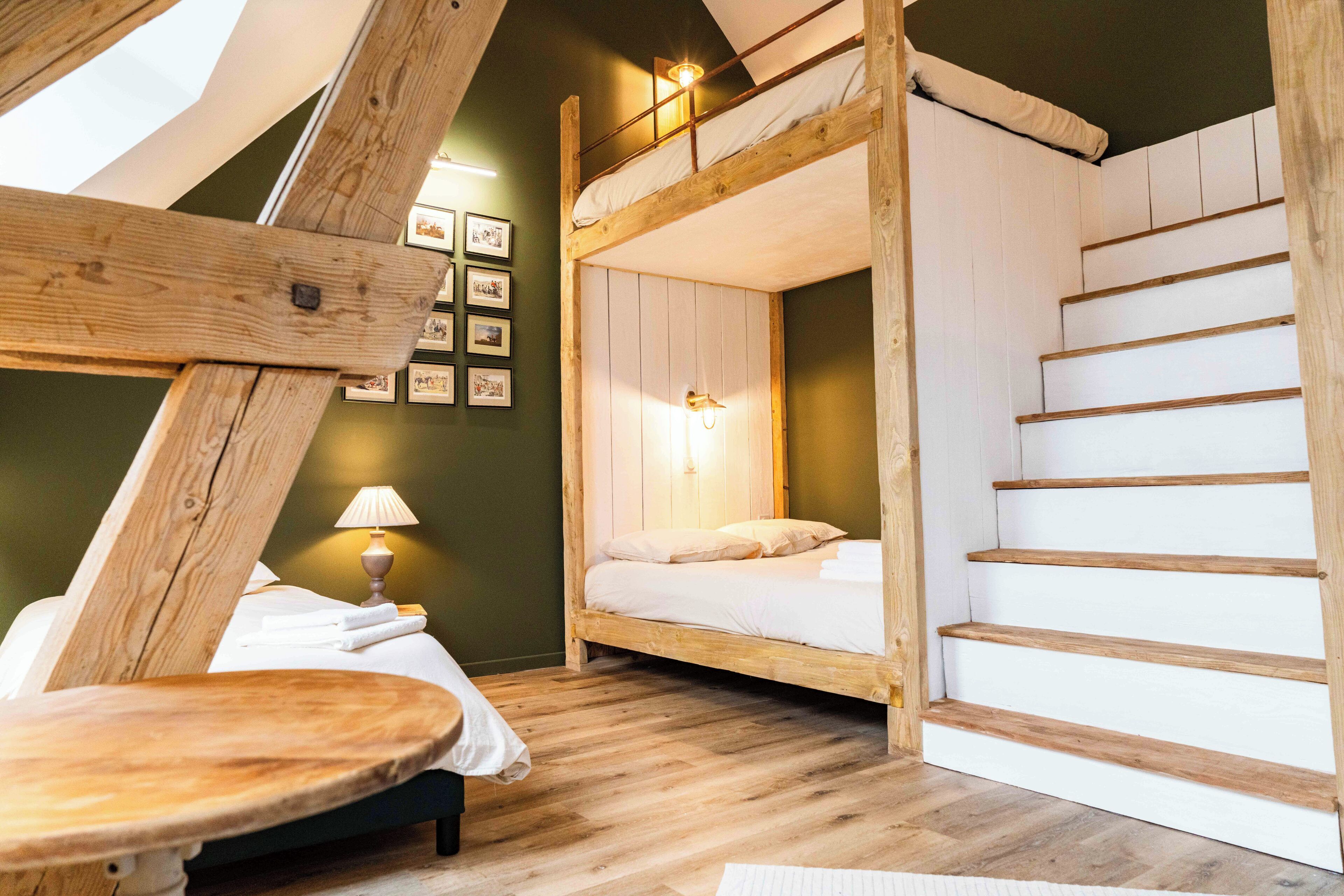 5 bedrooms, desk, iron/ironing board, travel cot