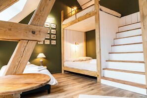 5 bedrooms, desk, iron/ironing board, travel crib