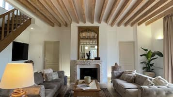 Télévision, cheminée