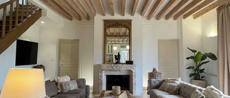 Télévision, cheminée