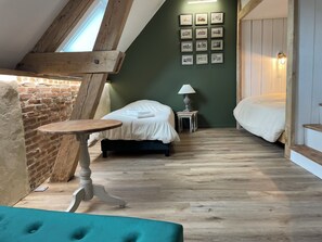 5 chambres, bureau, fer et planche à repasser, lit de bébé portatif