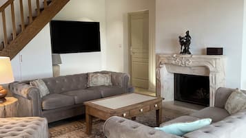 TV, fireplace