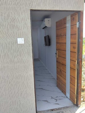 Deluxe Double Room, City View | Living area