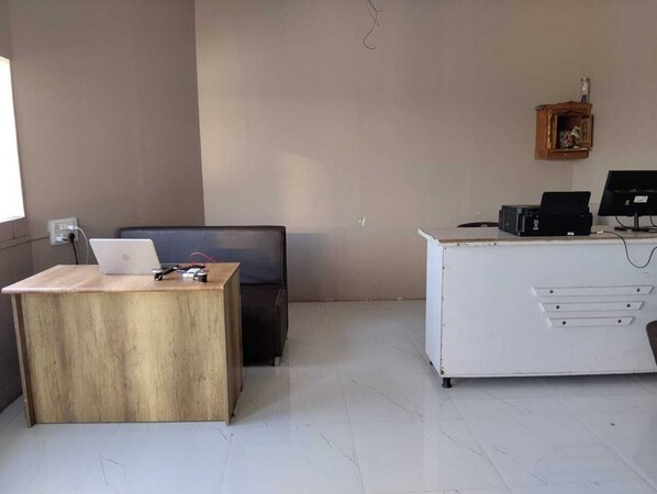 Deluxe Double Room, City View | Living area