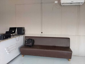 Deluxe Double Room, City View | Living area