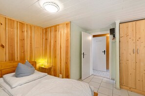 1 bedroom, bed sheets
