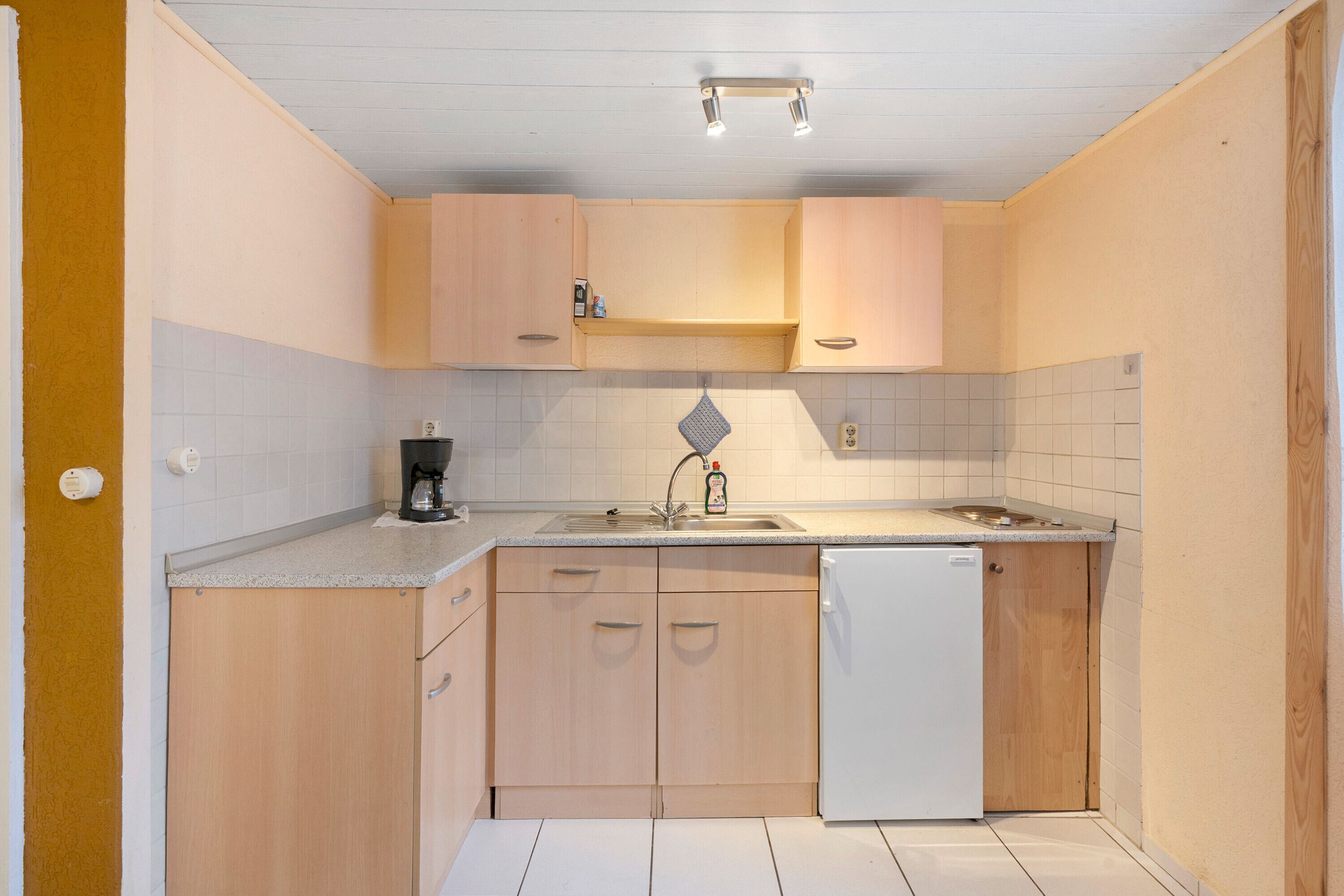 Kühlschrank, Herdplatte, Wasserkocher mit Kaffee-/Teezubehör