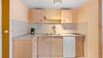 Fridge, stovetop, coffee/tea maker, electric kettle