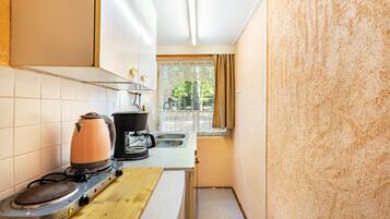 Kylskåp, spishäll, kaffe- och tebryggare och vattenkokare