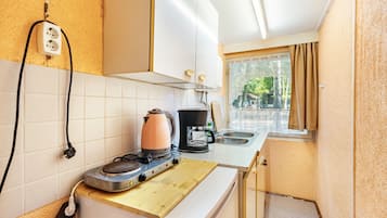 Fridge, stovetop, coffee/tea maker, electric kettle