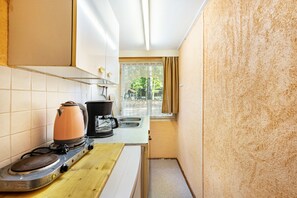 Fridge, stovetop, coffee/tea maker, electric kettle
