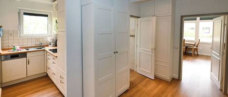 Køleskab, mikrobølgeovn, kogeplade, opvaskemaskine