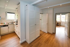 Wasserkocher mit Kaffee-/Teezubehör, Kühlschrank, Mikrowelle, Herdplatte