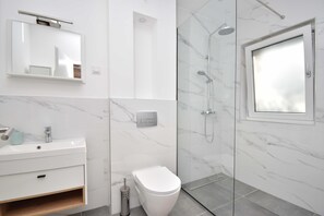 Douche, séchoir à cheveux, serviettes fournies, papier de toilette