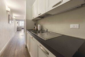 Fridge, stovetop, dishwasher, toaster - Verrazzano Loft by MMega (Florence)