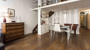 Ein geräumiges Zimmer mit Essbereich, einer Treppe und einem Erkerboden.