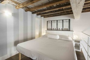 1 dormitorio y tabla de planchar con plancha