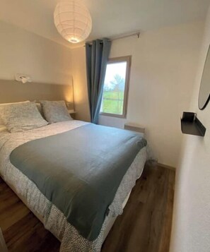2 bedrooms, travel cot, bed sheets