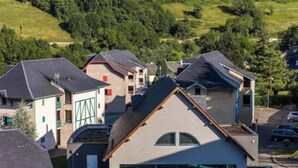 Un quartier résidentiel où les maisons se distinguent par leurs toits à pignon et présentent un mélange de styles architecturaux.