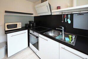 Een koelkast, een microgolfoven, een oven, een kookplaat