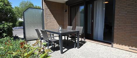 تناول الطعام بالخارج