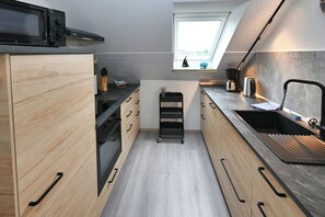 Een koelkast, een magnetron, een oven, een kookplaat