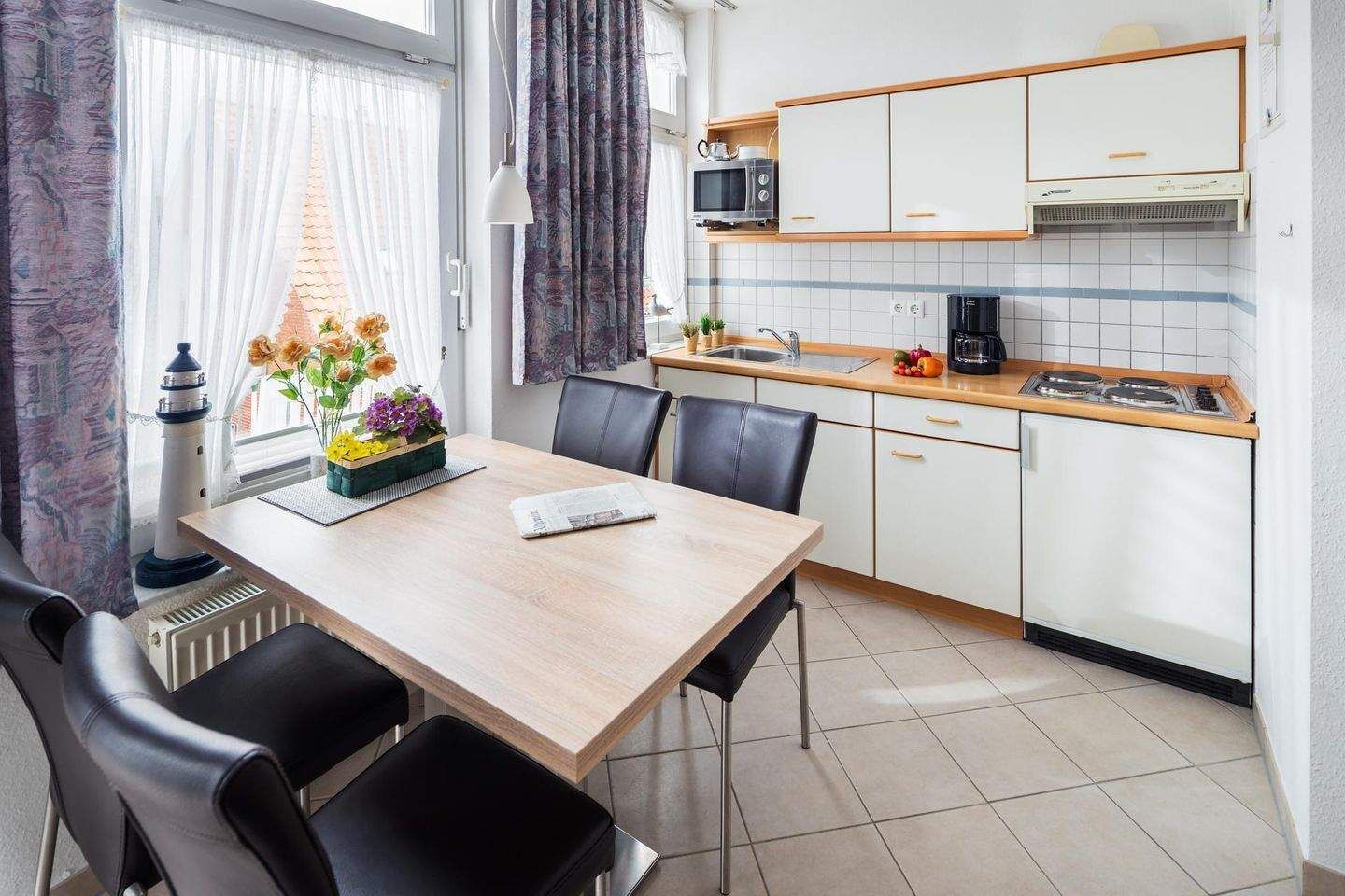 Kühlschrank, Mikrowelle, Herdplatte, Wasserkocher mit Kaffee-/Teezubehör