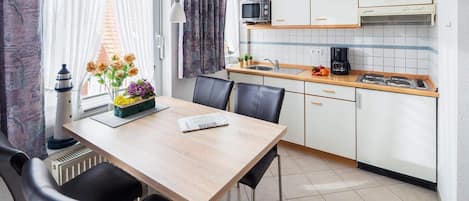 Kühlschrank, Mikrowelle, Herdplatte, Wasserkocher mit Kaffee-/Teezubehör