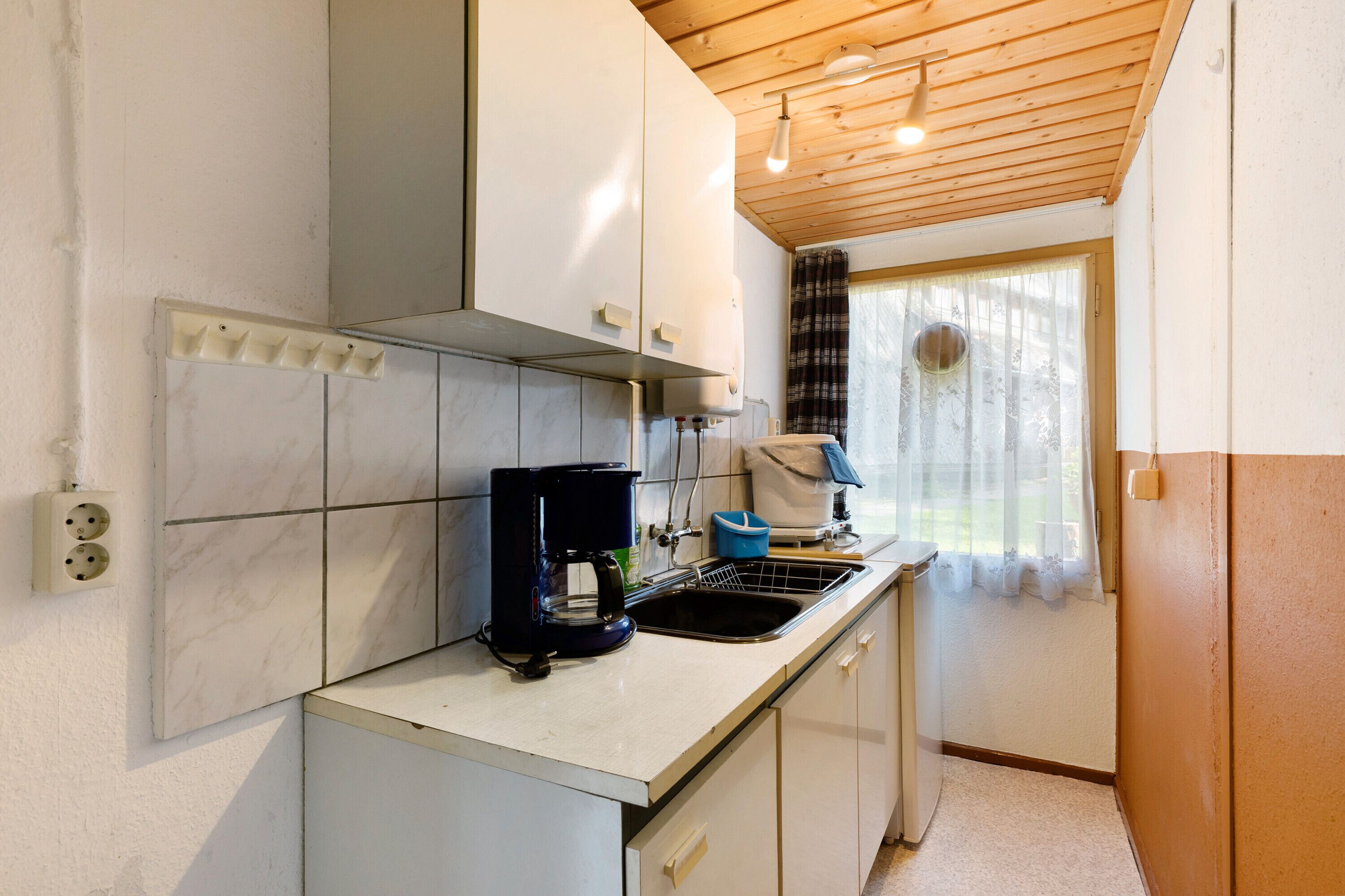 Refrigerador, parrilla de estufa, cafetera y tetera y tetera eléctrica 