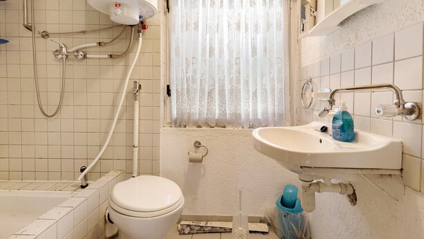 Un baño con inodoro, bañera, ducha y lavamanos.