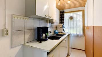 Kühlschrank, Herdplatte, Wasserkocher mit Kaffee-/Teezubehör