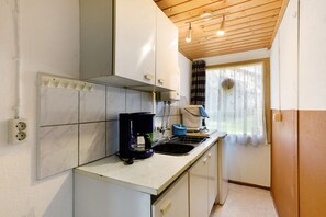 Een koelkast, een kookplaat, een koffiezetapparaat/waterkoker