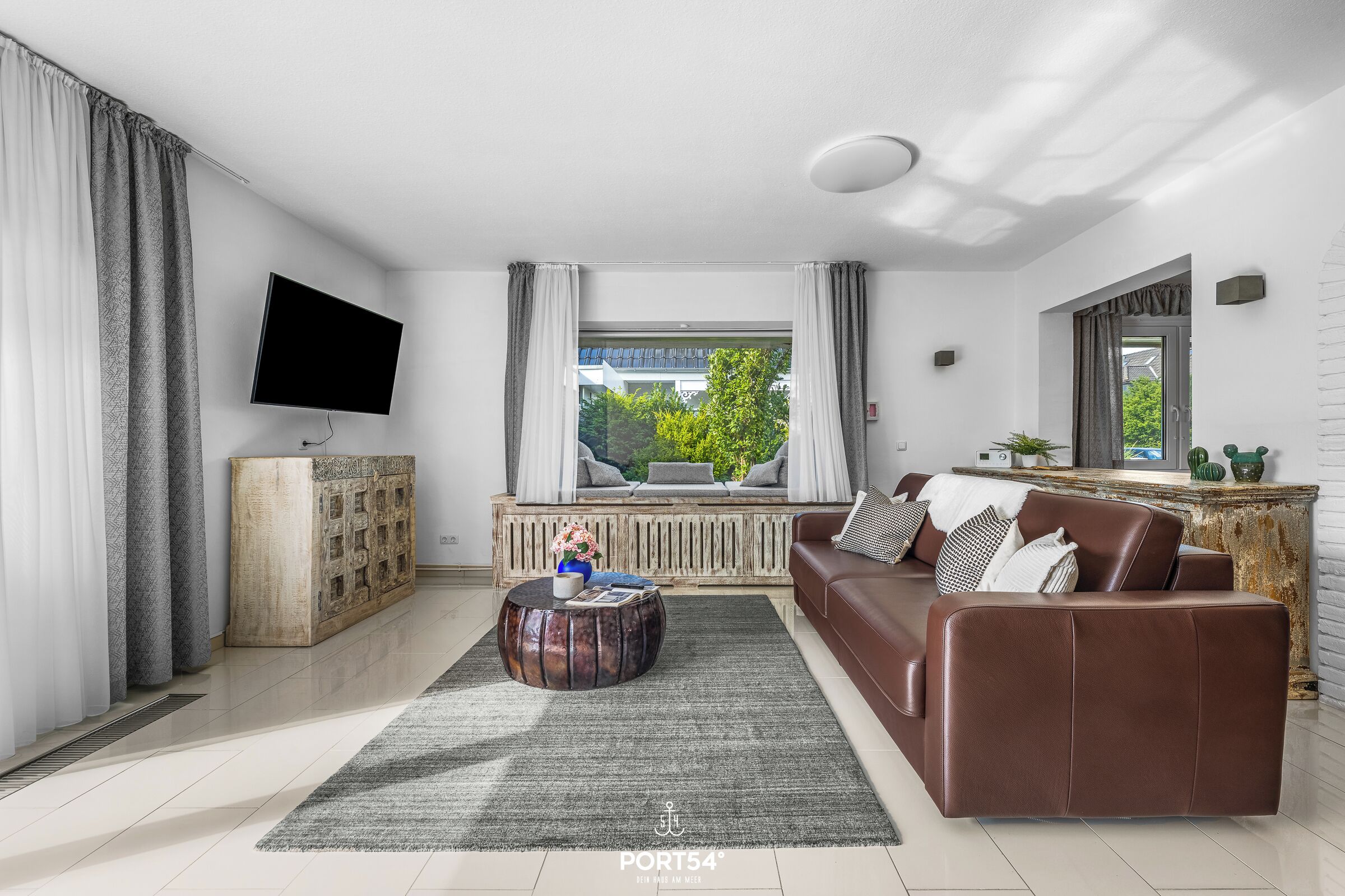 Fernseher, DVD-Player, Bücher, Stereoanlage