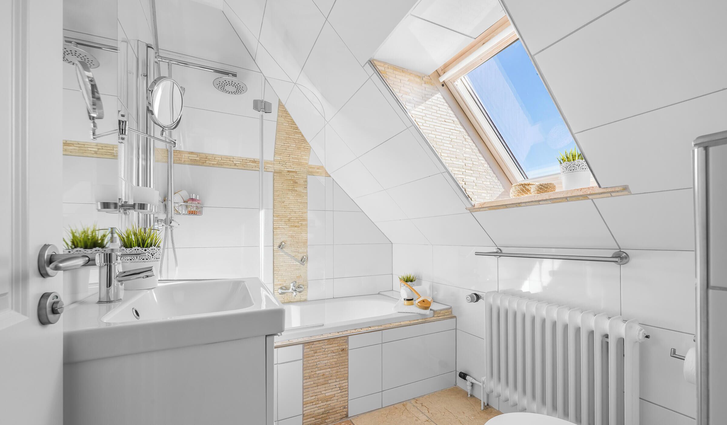 Une salle de bain moderne avec un puits de lumière, une grande baignoire et des toilettes.